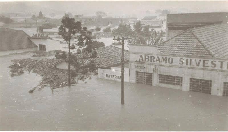 Rua de Tubarão alagada em 1974, com água na altura das portas