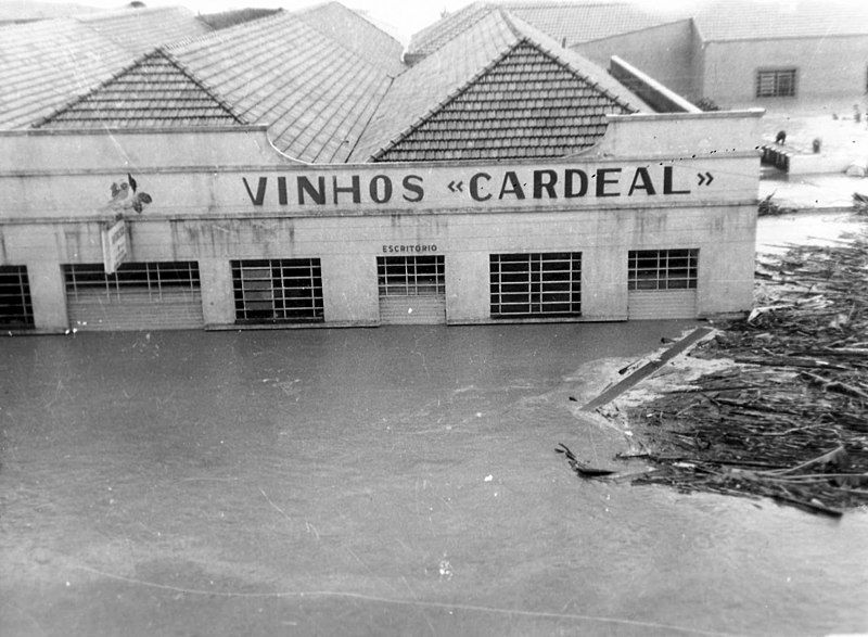 Prédio dos Vinhos Cardeal com água até as janelas na enchente de 1974 em Tubarão