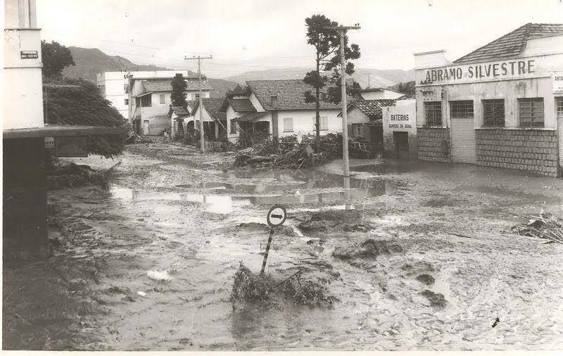 Mesma rua depois que a água baixou, coberta de lama