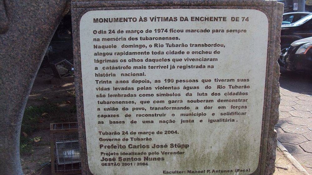 Placa do monumento às vítimas da enchente de 1974 em Tubarão